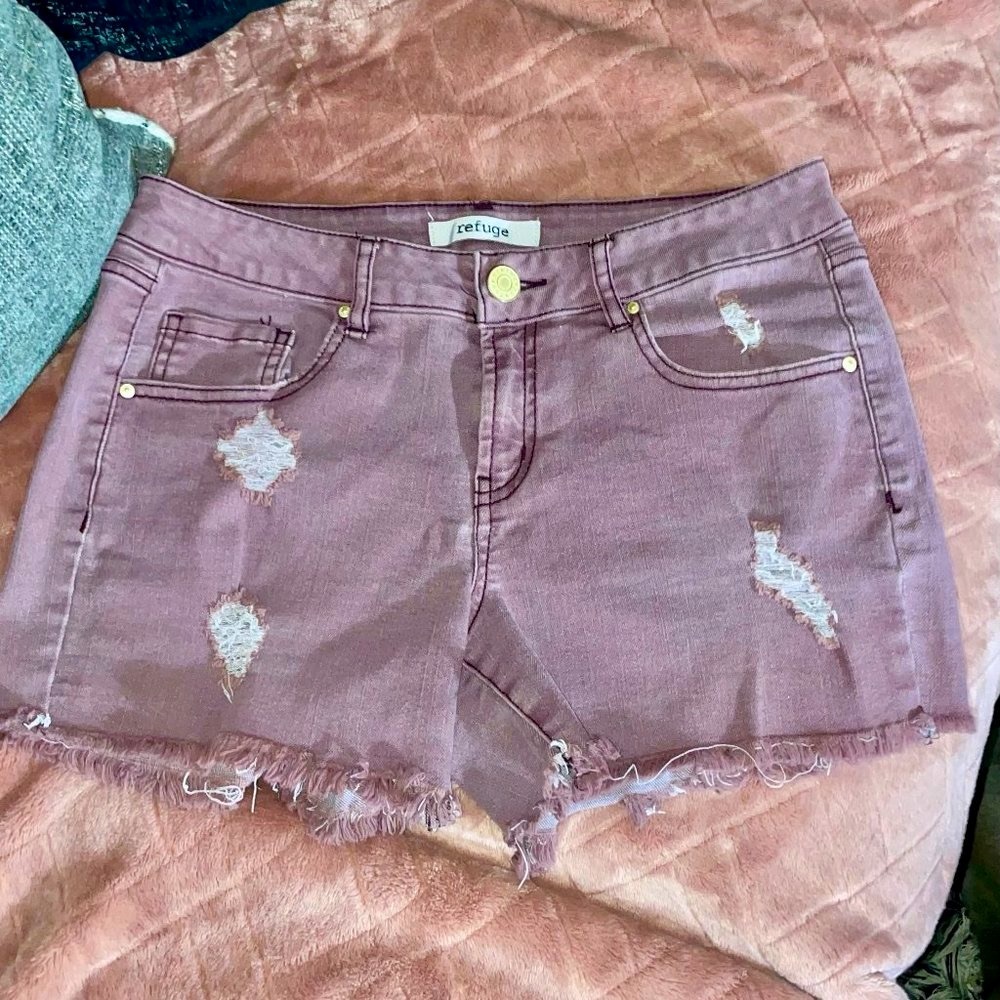 Refuge Distressed Denim Cutoff
Jean Shorts